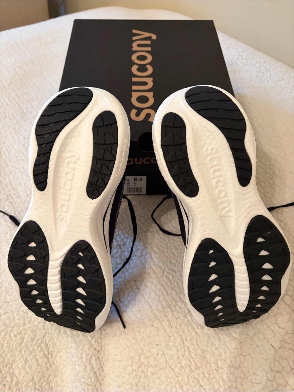 New never worn Saucony Ride 19 Athletic Shoes in Black and White - Picture 4 of 9